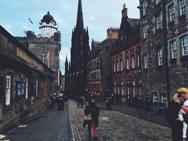 edinburgh street scene
